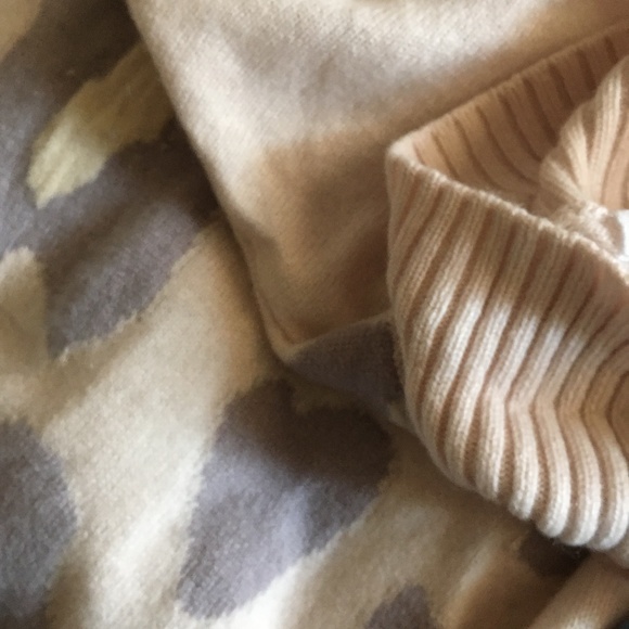 DUFFY 100% Cashmere THICK! Turtleneck Sweater M Muted Leopard Print Lilac - Picture 3 of 6